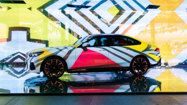 宝马亮相2023巴塞尔艺术展，展示i5“艺术车”：车身成动态画布