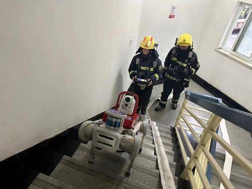 防爆型侦查机器人亮相!助阵中原区消防实战演练