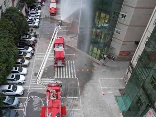 防爆型侦查机器人亮相!助阵中原区消防实战演练