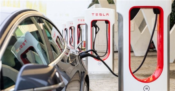 特斯拉股价大跌5.45% 创下两个月来最大跌幅