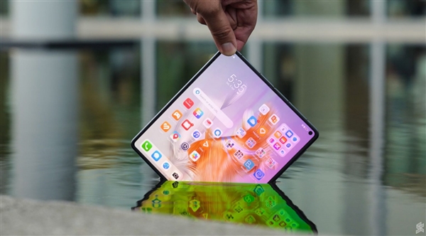 华为Mate X3折叠屏手机供不应求，一机难求