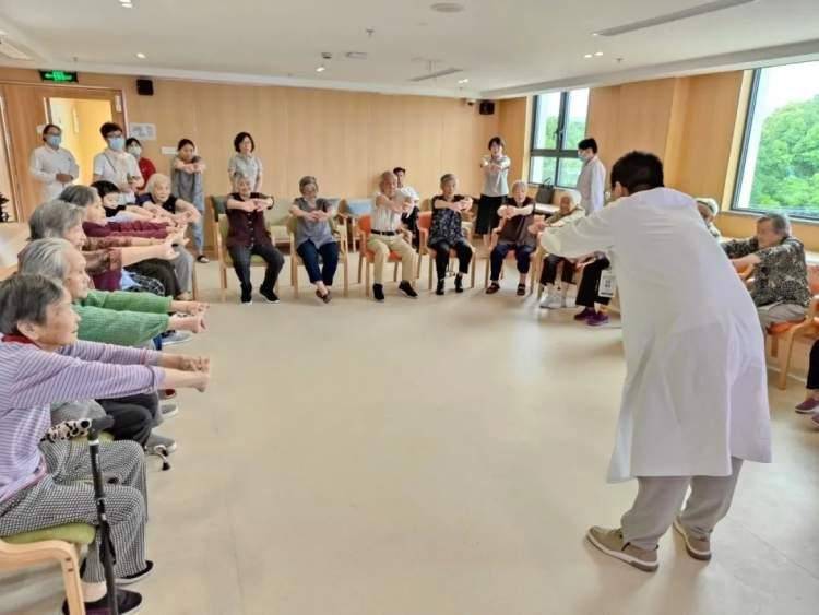 AI赋能，医疗数智人帮老年人像打电话一样使用互联网医院