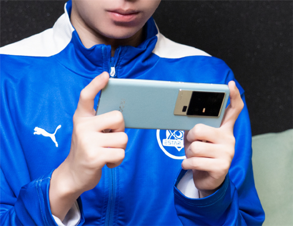 iQOO 11S“钱塘听潮”配色曝光,简约设计引人注目