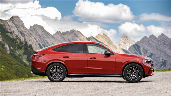 梅赛德斯奔驰发布全新GLC轿跑SUV插电混动版,外观设计时尚动感