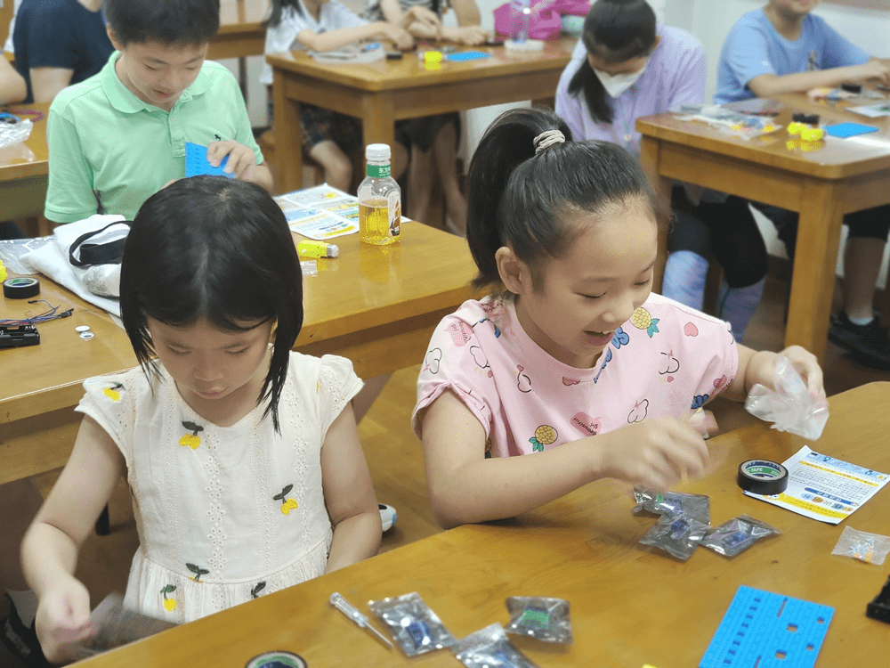 增强动手能力感受人工智能，梧桐树下的暑期生活有多快乐？