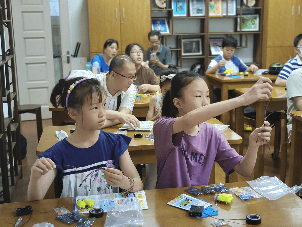 增强动手能力感受人工智能，梧桐树下的暑期生活有多快乐？