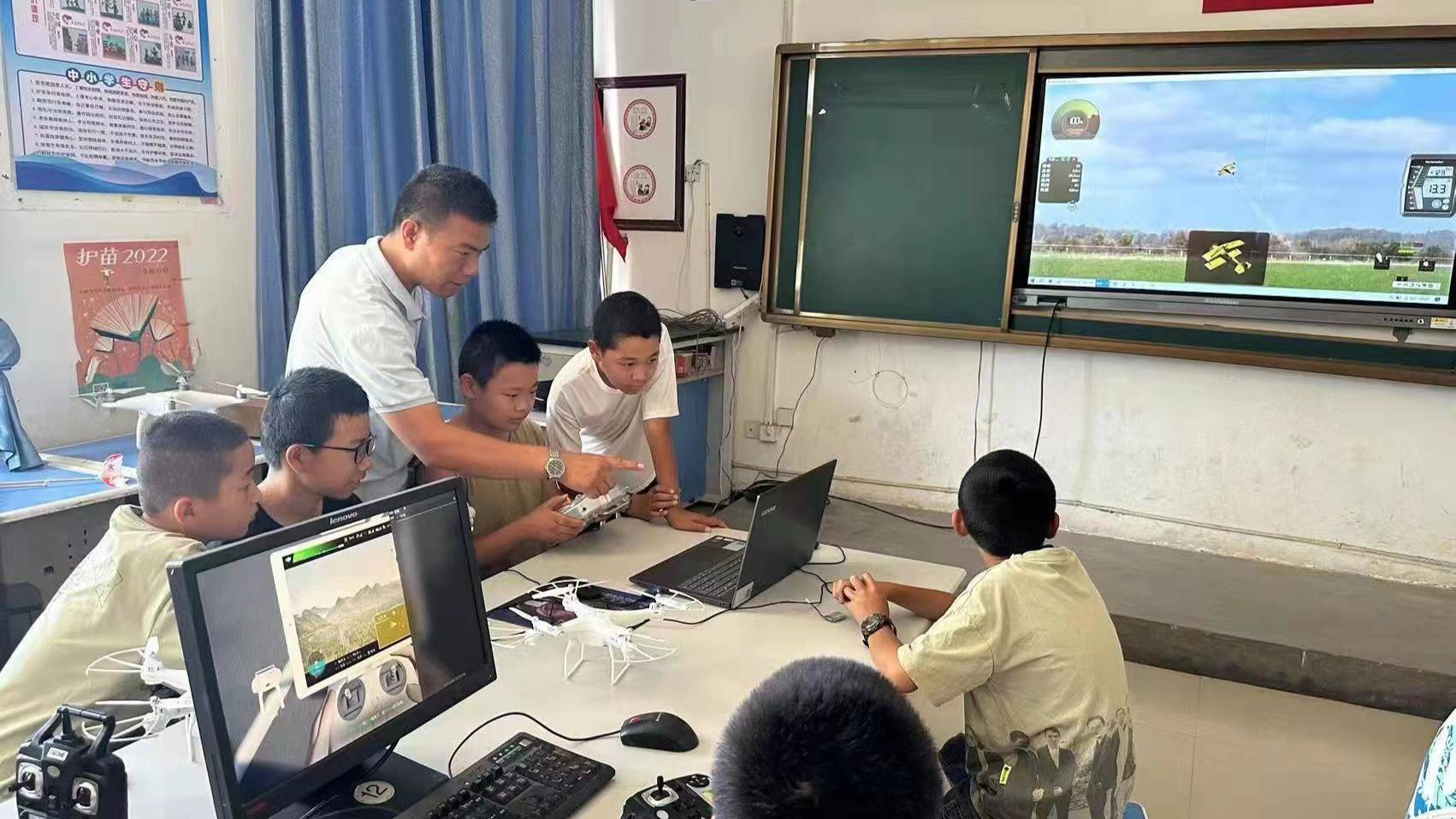 若羌:少年无人机课堂 让兴趣绽放风采