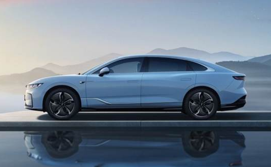 岚图追光：中大型豪华纯电动轿车 性能强劲 续航里程达580-730公里