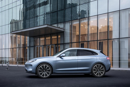 华为赋能：问界M5纯电版在底盘调校和操控稳定性方面的突出表现