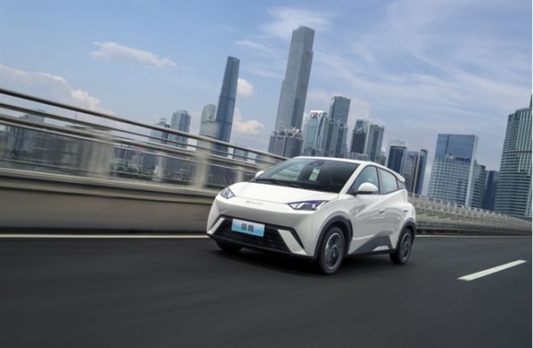 比亚迪推出全新海鸥车型：新增暖阳白外观和深海蓝内饰选择