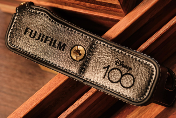 富士相机推出全球限量100部的迪士尼限定版X100V相机