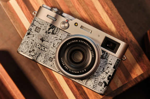 富士相机推出全球限量100部的迪士尼限定版X100V相机