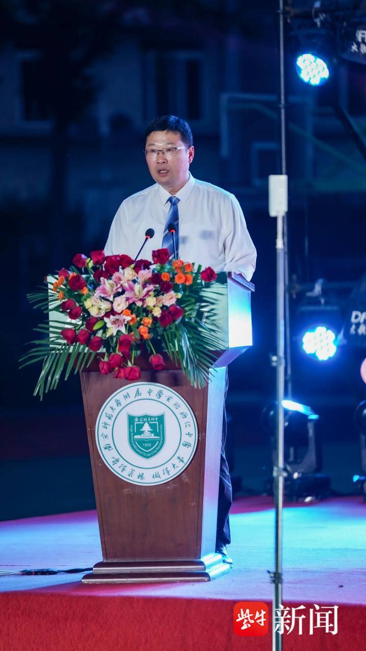 无人机表演点亮夜晚!南师附中这所初中毕业典礼太酷了!