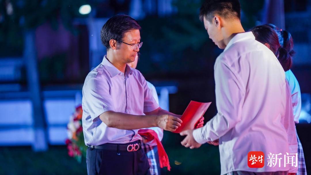 无人机表演点亮夜晚!南师附中这所初中毕业典礼太酷了!