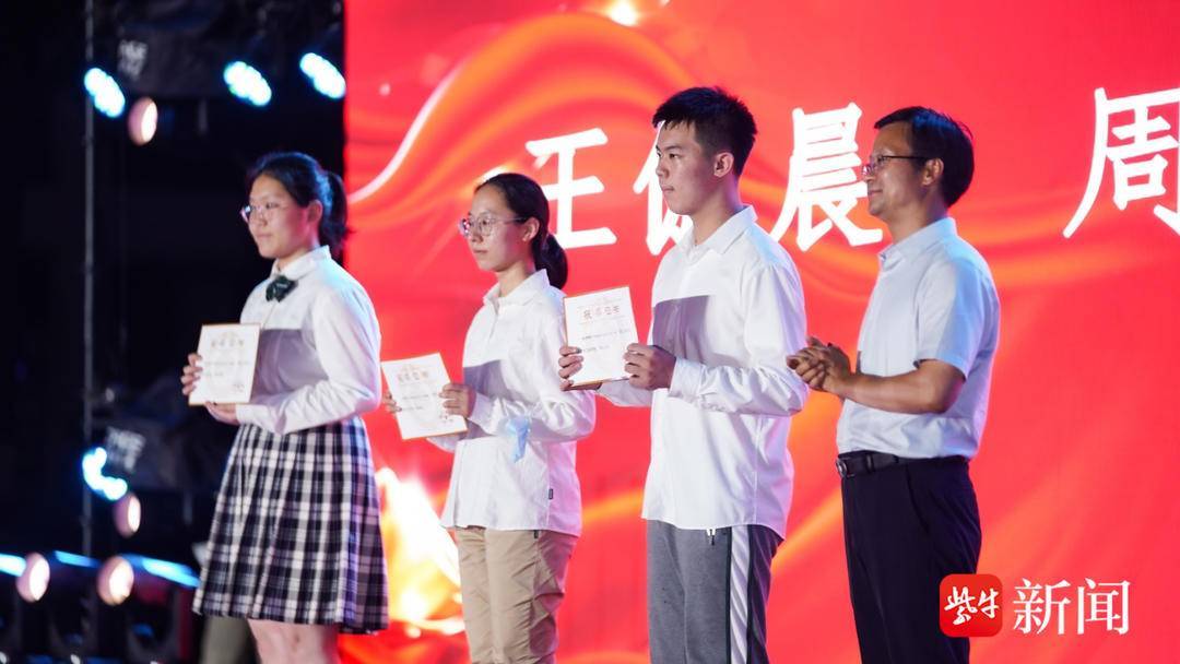 无人机表演点亮夜晚!南师附中这所初中毕业典礼太酷了!