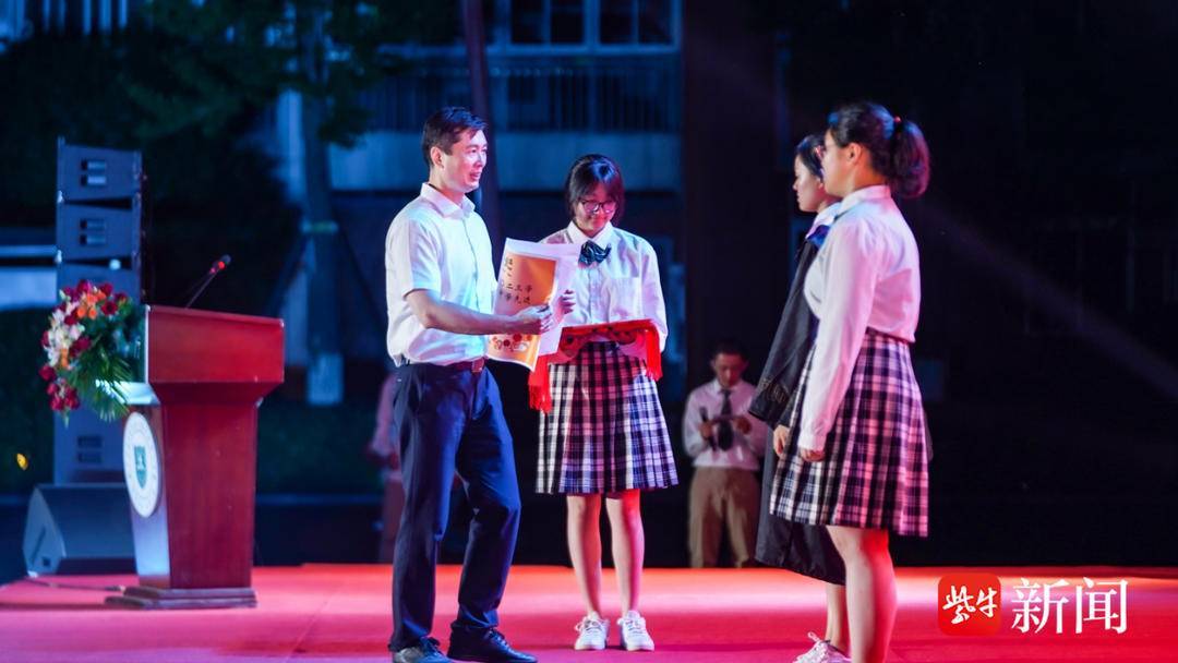 无人机表演点亮夜晚!南师附中这所初中毕业典礼太酷了!