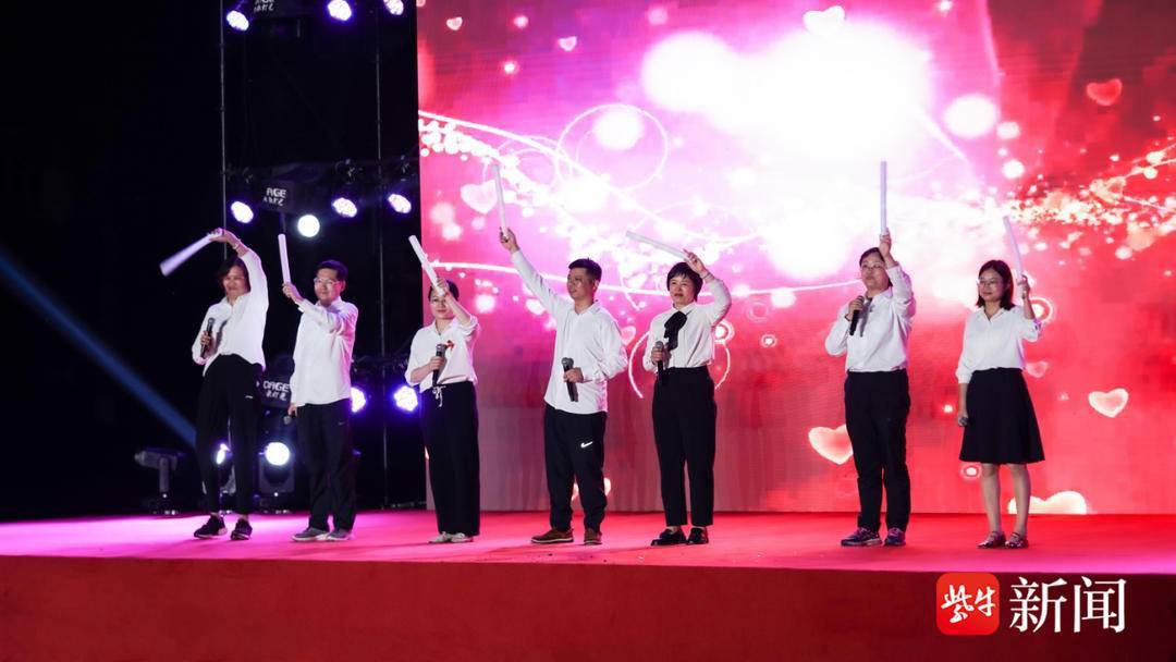 无人机表演点亮夜晚!南师附中这所初中毕业典礼太酷了!