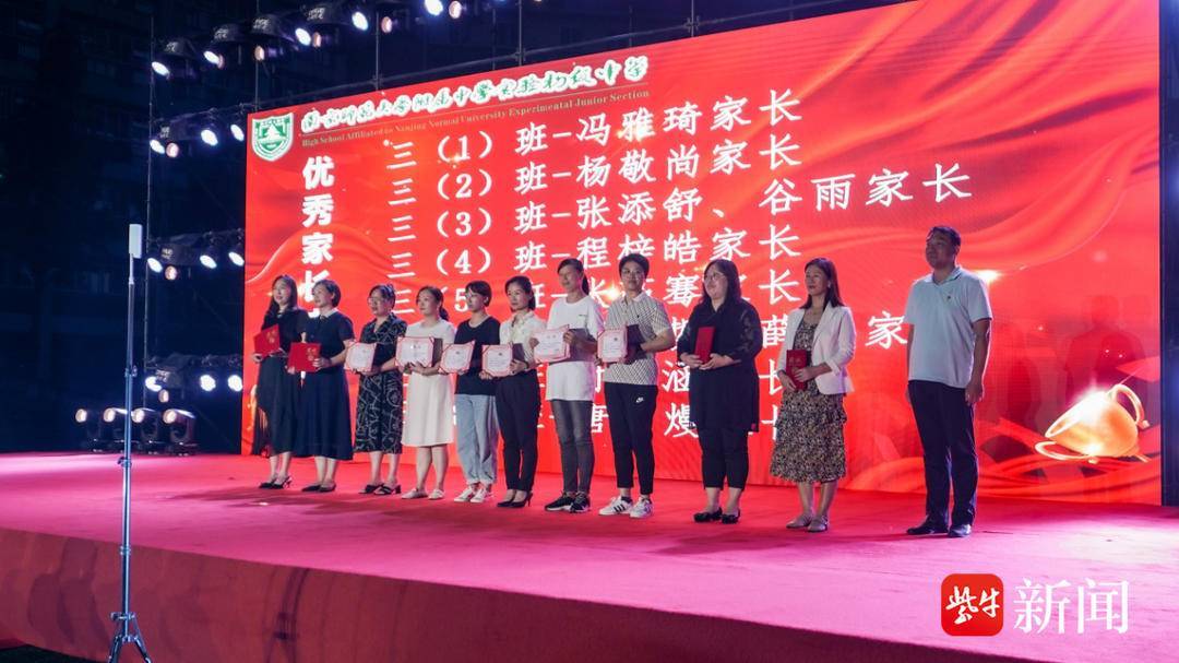 无人机表演点亮夜晚！南师附中这所初中毕业典礼太酷了！