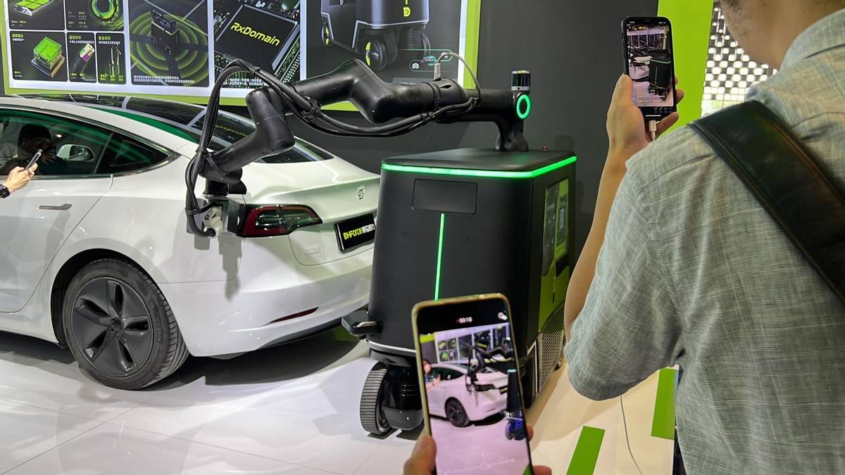 MPS首秀世界人工智能大会 黑马原力G60小黑打造超充AI空间