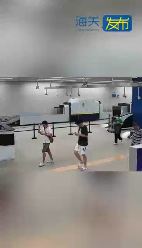 男子因走路姿势异常被查，背着68部旧手机入境