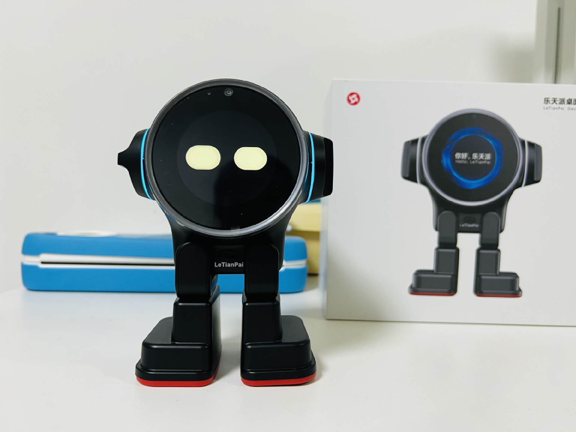 乐天派AI桌面机器人提供的正能量情绪价值直接拉满,妥妥的治愈系