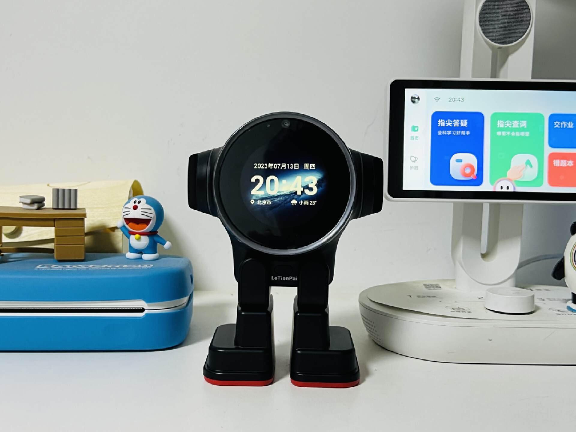 乐天派AI桌面机器人提供的正能量情绪价值直接拉满,妥妥的治愈系