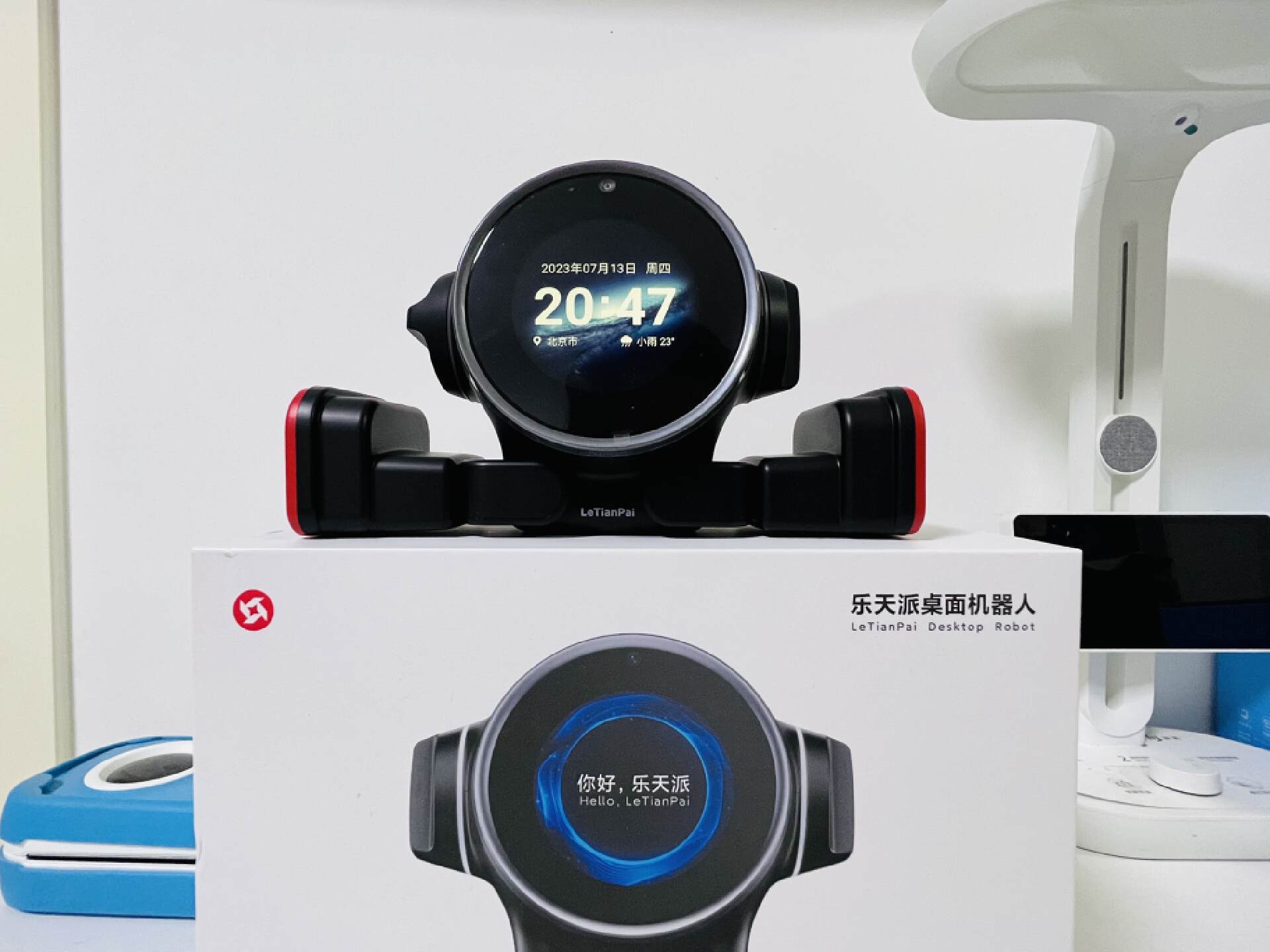 乐天派AI桌面机器人提供的正能量情绪价值直接拉满,妥妥的治愈系