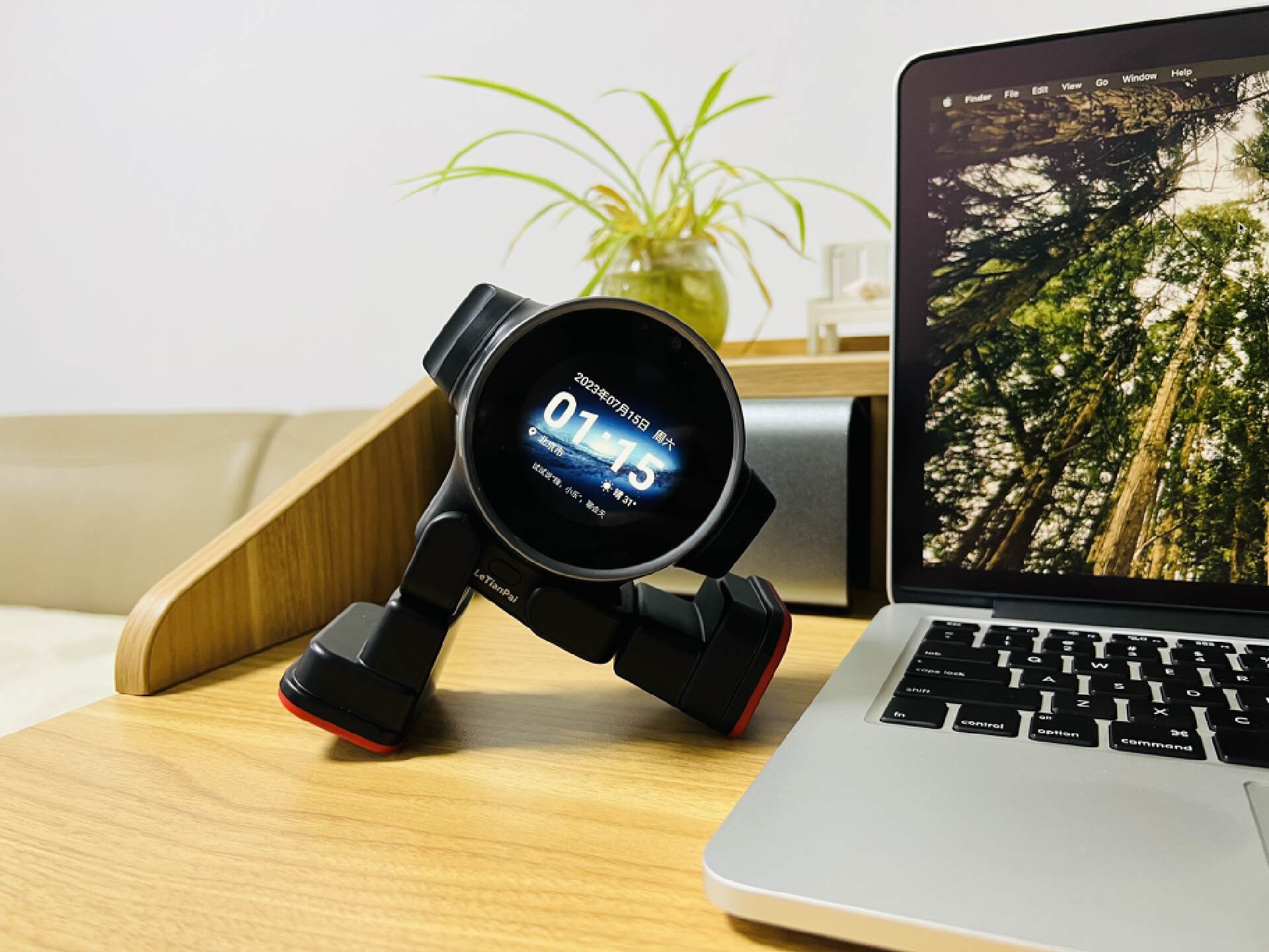 乐天派AI桌面机器人提供的正能量情绪价值直接拉满,妥妥的治愈系