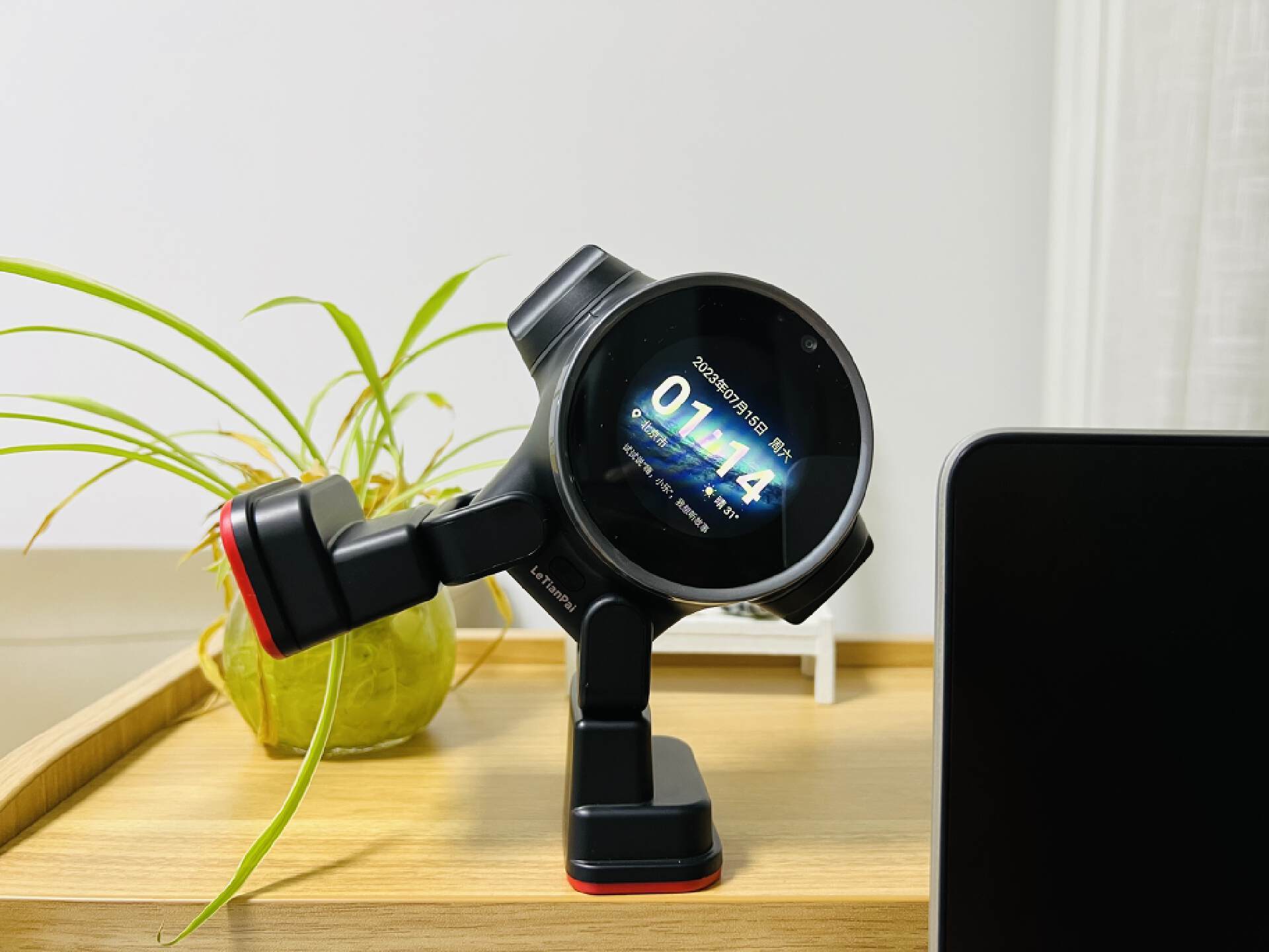 乐天派AI桌面机器人提供的正能量情绪价值直接拉满,妥妥的治愈系