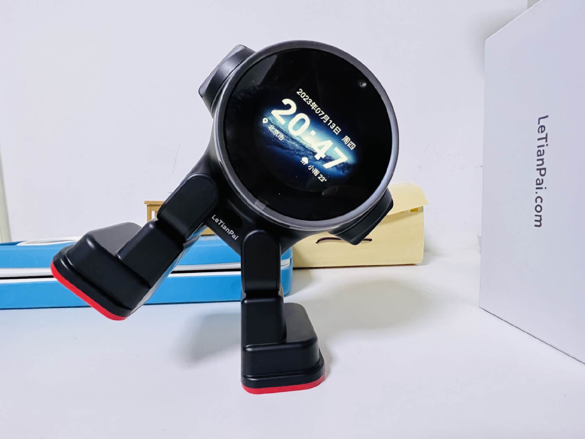 乐天派AI桌面机器人提供的正能量情绪价值直接拉满,妥妥的治愈系