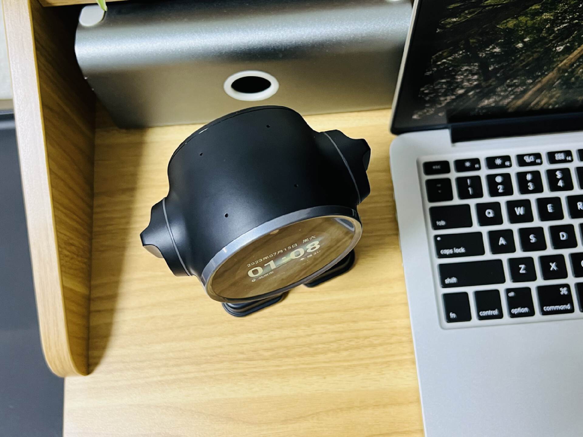 乐天派AI桌面机器人提供的正能量情绪价值直接拉满,妥妥的治愈系