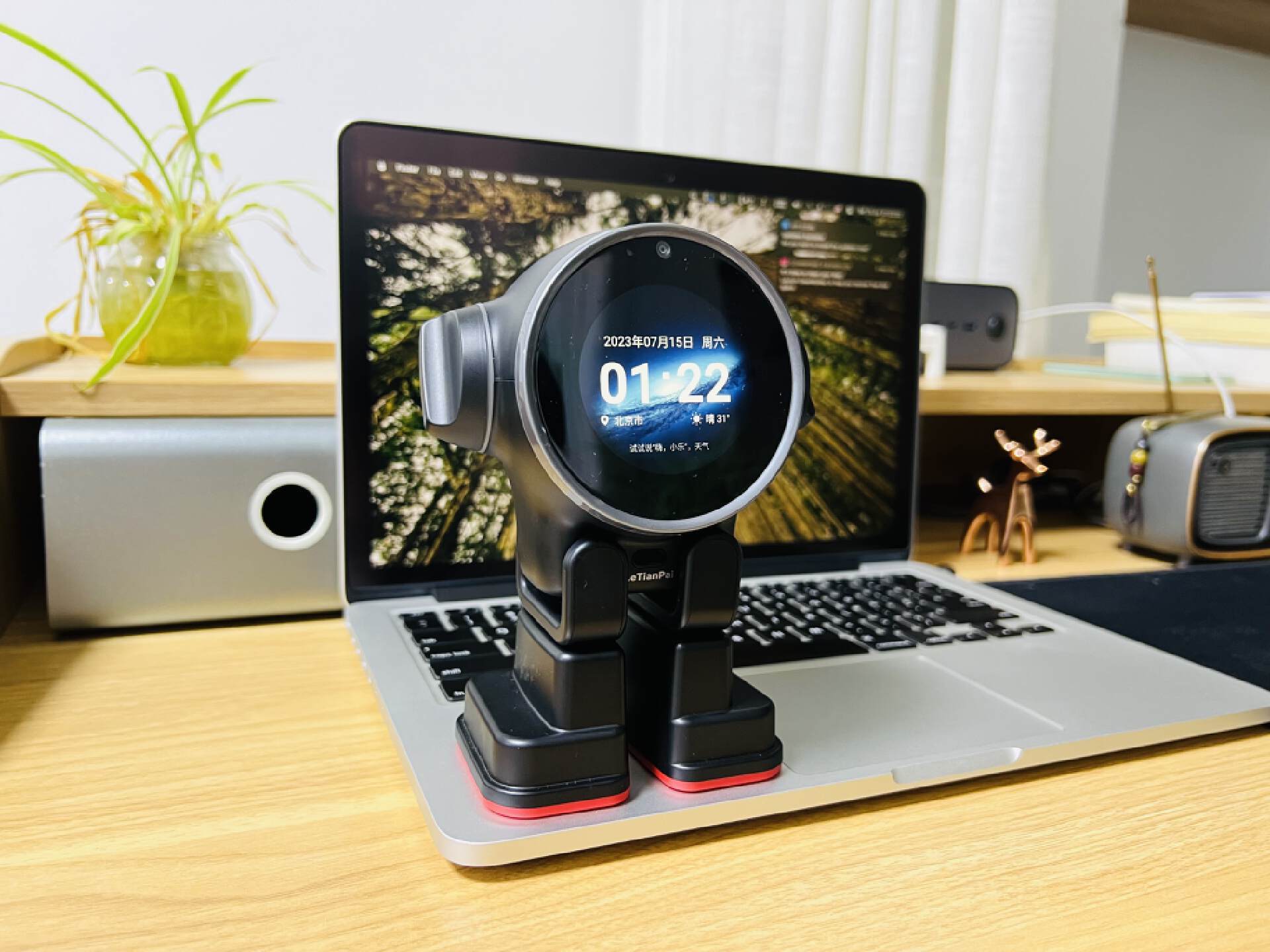 乐天派AI桌面机器人提供的正能量情绪价值直接拉满,妥妥的治愈系