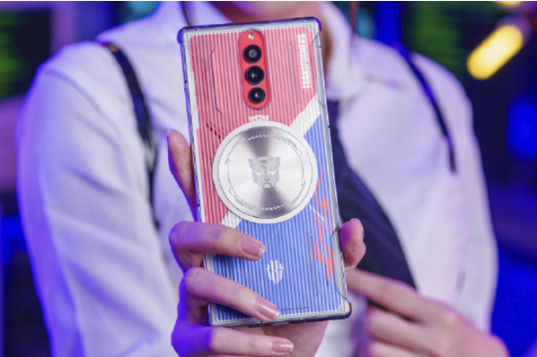 红魔8Pro+变形金刚领袖版限量典藏，销售创新高！（30字）