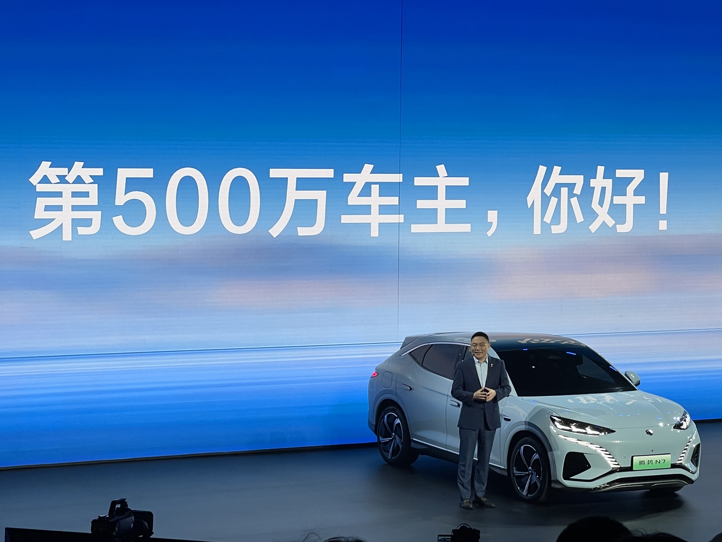 比亚迪新能源汽车创造历史，罗振宇荣幸拥有腾势 N7作为第 500 万辆下线车款