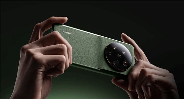 小米14 Ultra惊艳亮相：全新玻璃/陶瓷设计打造