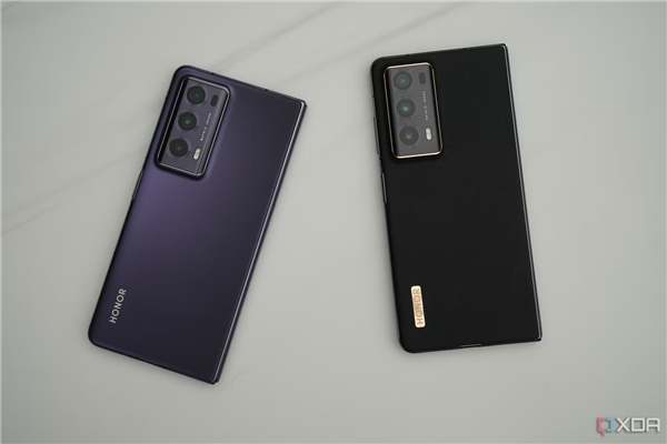 震撼对比！荣耀Magic V2厚度胜过三星Galaxy Z Fold4