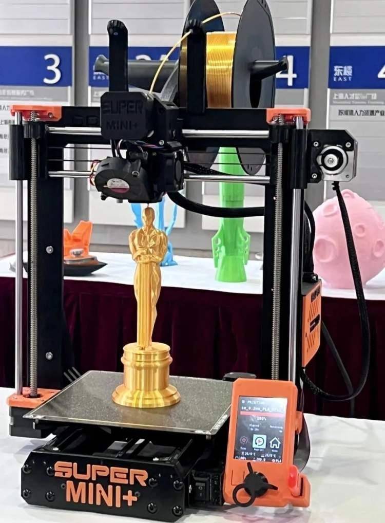 社区里,孩子们体验“机器人竞技”