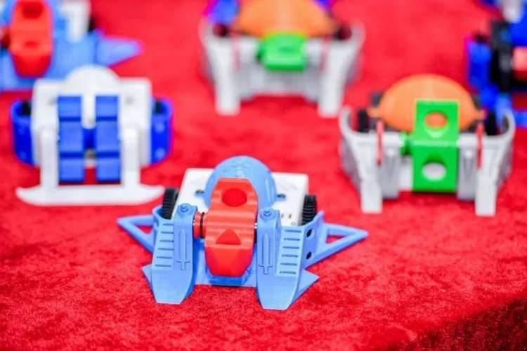 社区里,孩子们体验“机器人竞技”