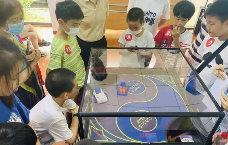 社区里，孩子们体验“机器人竞技”