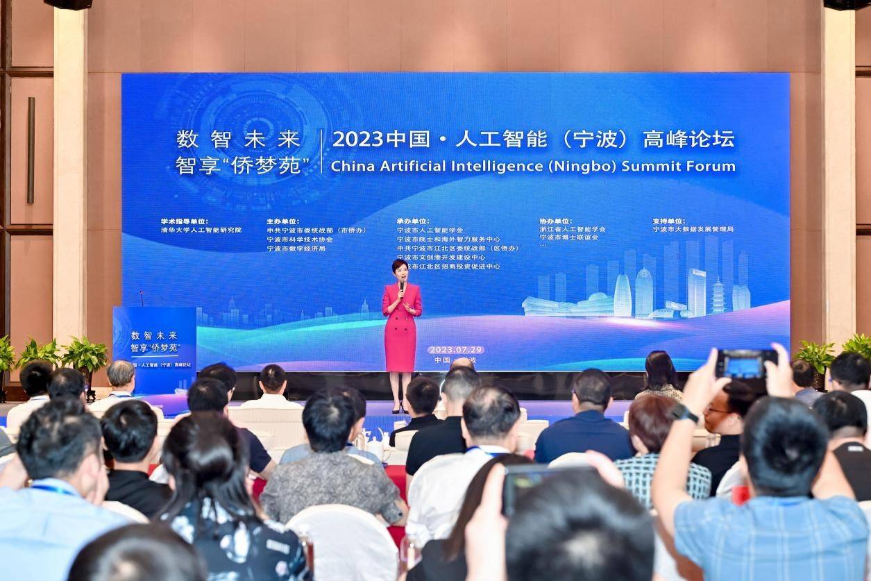 猿编程参加人工智能高峰论坛,推动人工智能教育解决方案在千所学校推行