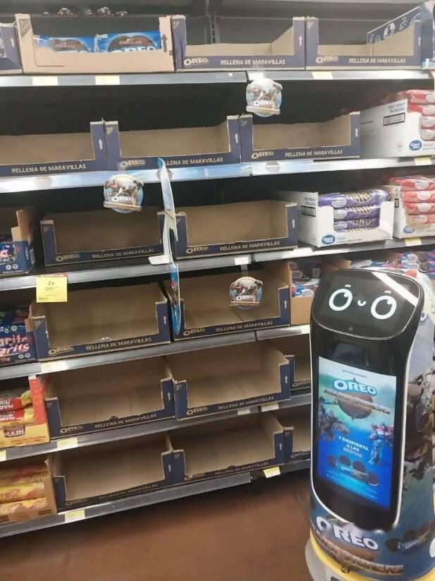 普渡机器人与变形金刚品牌合作，特别活动爆火，商品售罄！