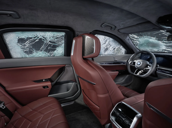 宝马i7开创历史:首款防弹电动轿车问世