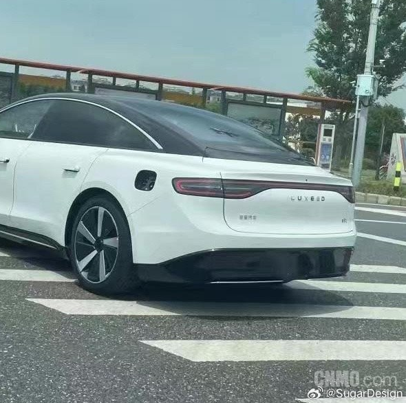 华为智选车业务发布：首款全电动轿车亮相，创造全新驾驶体验