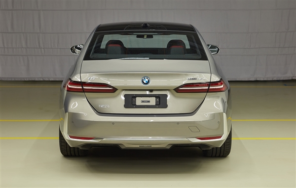 即将亮相的全新纯电动宝马i5：现代奢华外观和内饰的完美展示