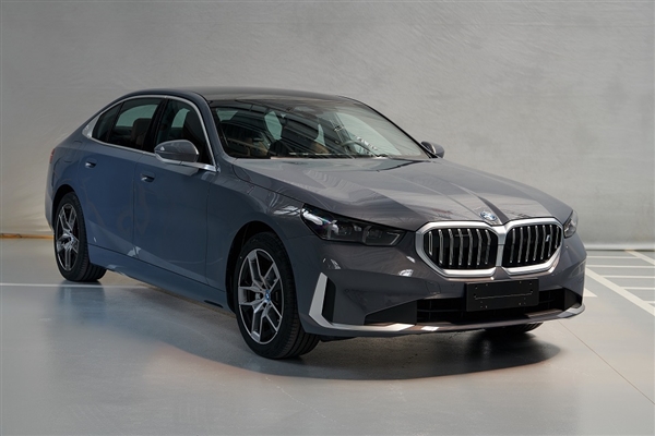 即将亮相的全新纯电动宝马i5：现代奢华外观和内饰的完美展示