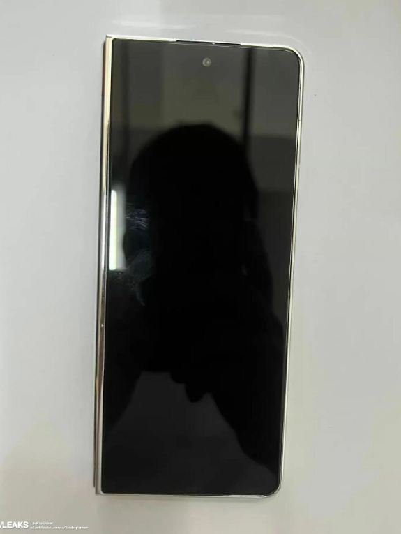 三星Galaxy Z Fold5机模曝光:铰链设计引人关注