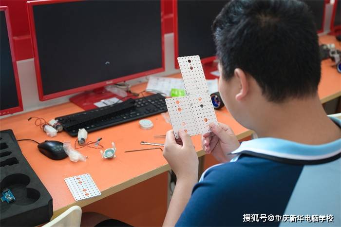 重庆新华智能机器人体验活动 萌新感受科技乐趣