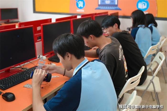 重庆新华智能机器人体验活动 萌新感受科技乐趣