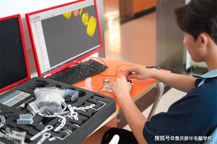 重庆新华智能机器人体验活动 萌新感受科技乐趣