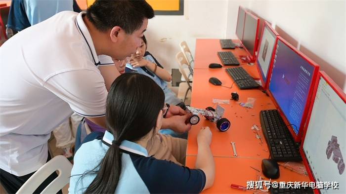 重庆新华智能机器人体验活动 萌新感受科技乐趣